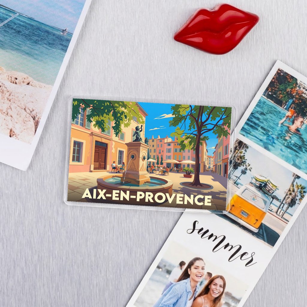Magnet souvenir de la ville d'Aix-en-Provence avec une illustration colorée d'une place ensoleillée et sa fontaine.