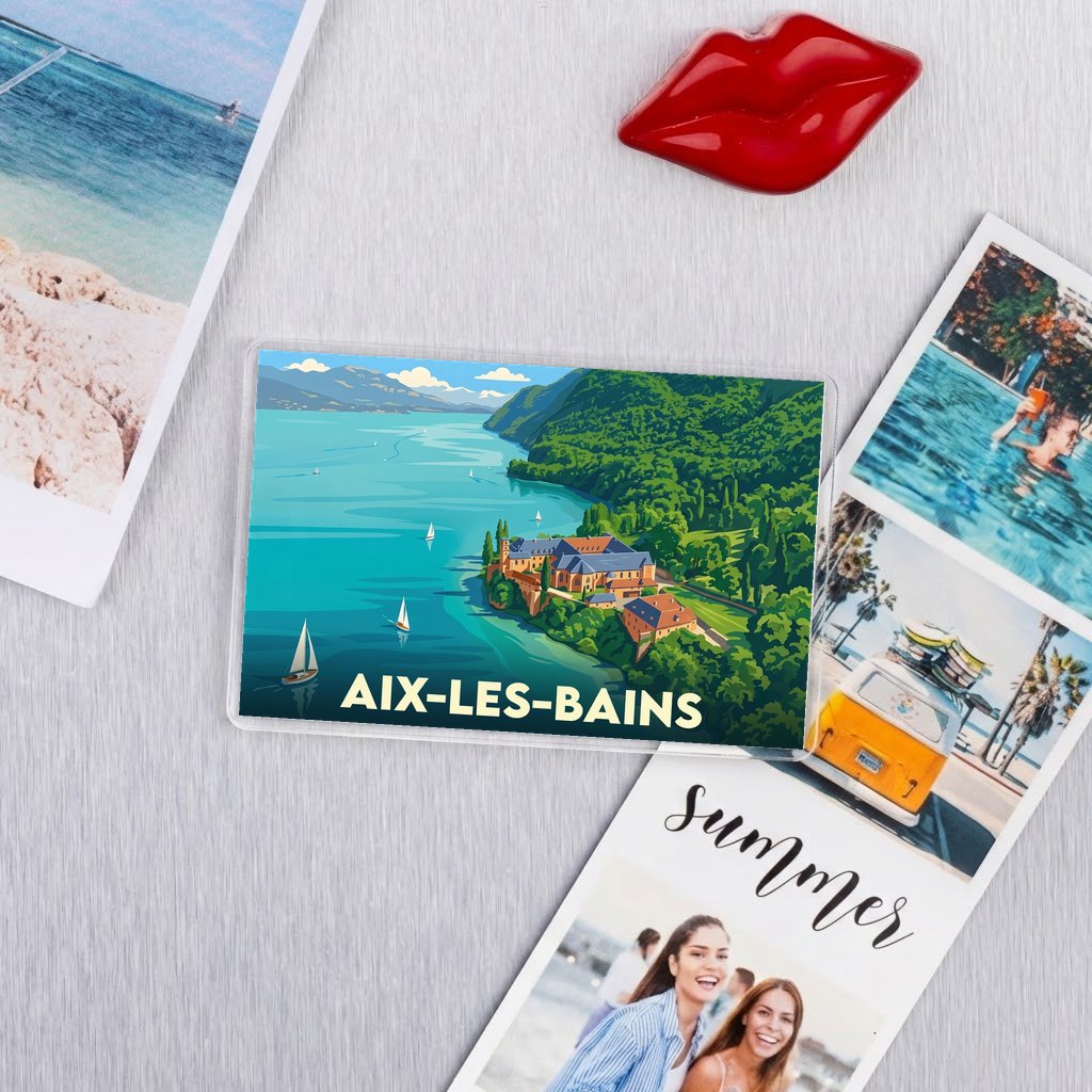 Magnet souvenir de la ville d'Aix-les-Bains avec une illustration stylisée d'un paysage de lac.