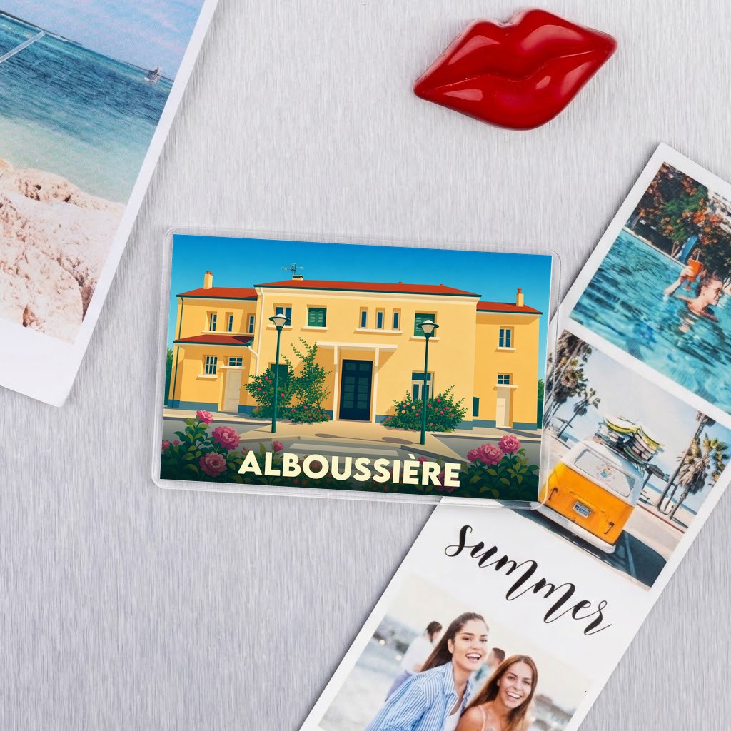 Magnet souvenir de la ville d'Alboussière avec une illustration stylisée d'un bâtiment jaune.