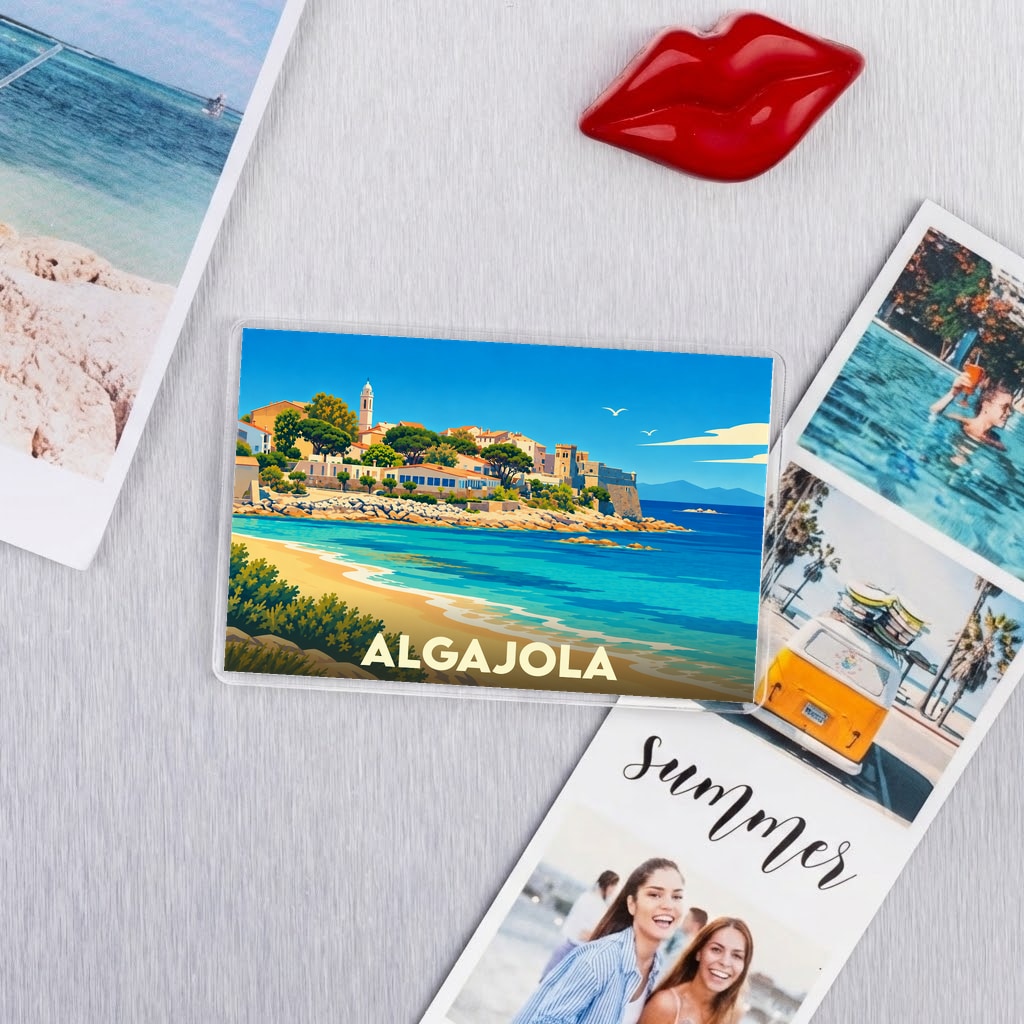 Magnet souvenir de la ville de Algajola avec une illustration colorée de son littoral.