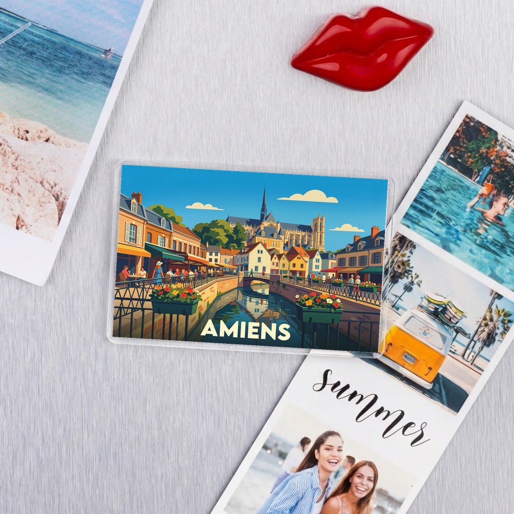Magnet souvenir de la ville d'Amiens avec une illustration stylisée et colorée de ses canaux.