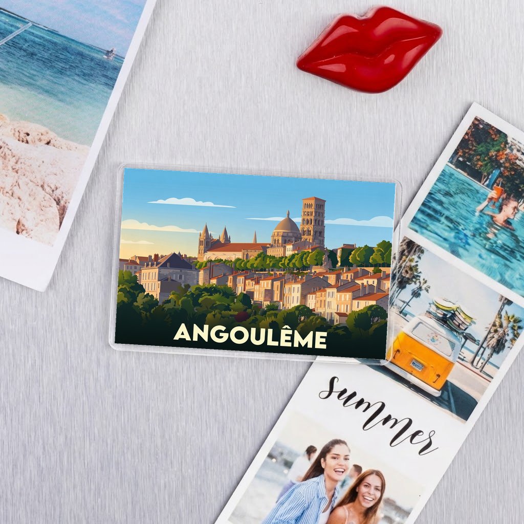 Magnet souvenir de la ville d'Angoulême avec une illustration stylisée.