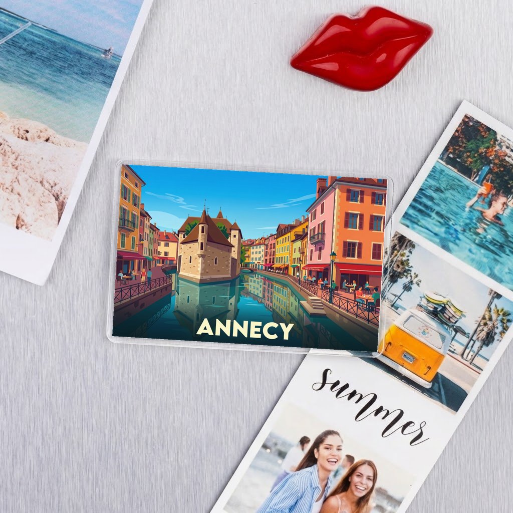 Magnet souvenir de la ville d'Annecy avec une illustration colorée et stylisée de ses canaux.