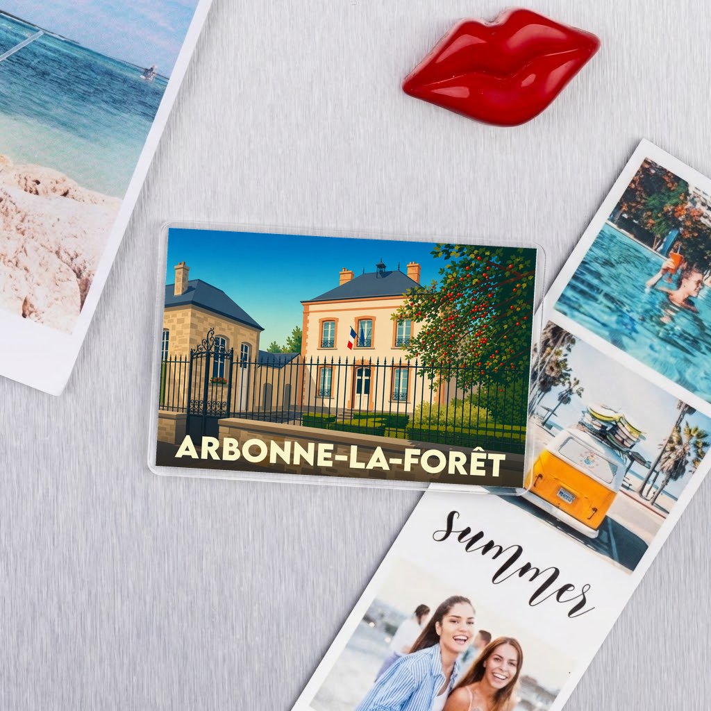 Magnet souvenir de la ville d'Arbonne-la-Forêt avec une illustration stylisée de sa mairie.