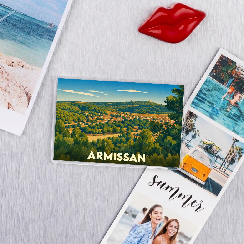 Magnet souvenir de la ville d'Armissan avec une illustration stylisée de son paysage vallonné.