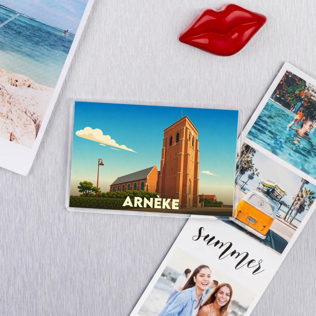 Magnet souvenir de la ville de Arnèke avec une illustration stylisée de son église.