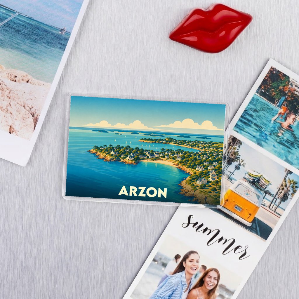 Magnet souvenir de la ville d'Arzon avec une illustration stylisée de son littoral.