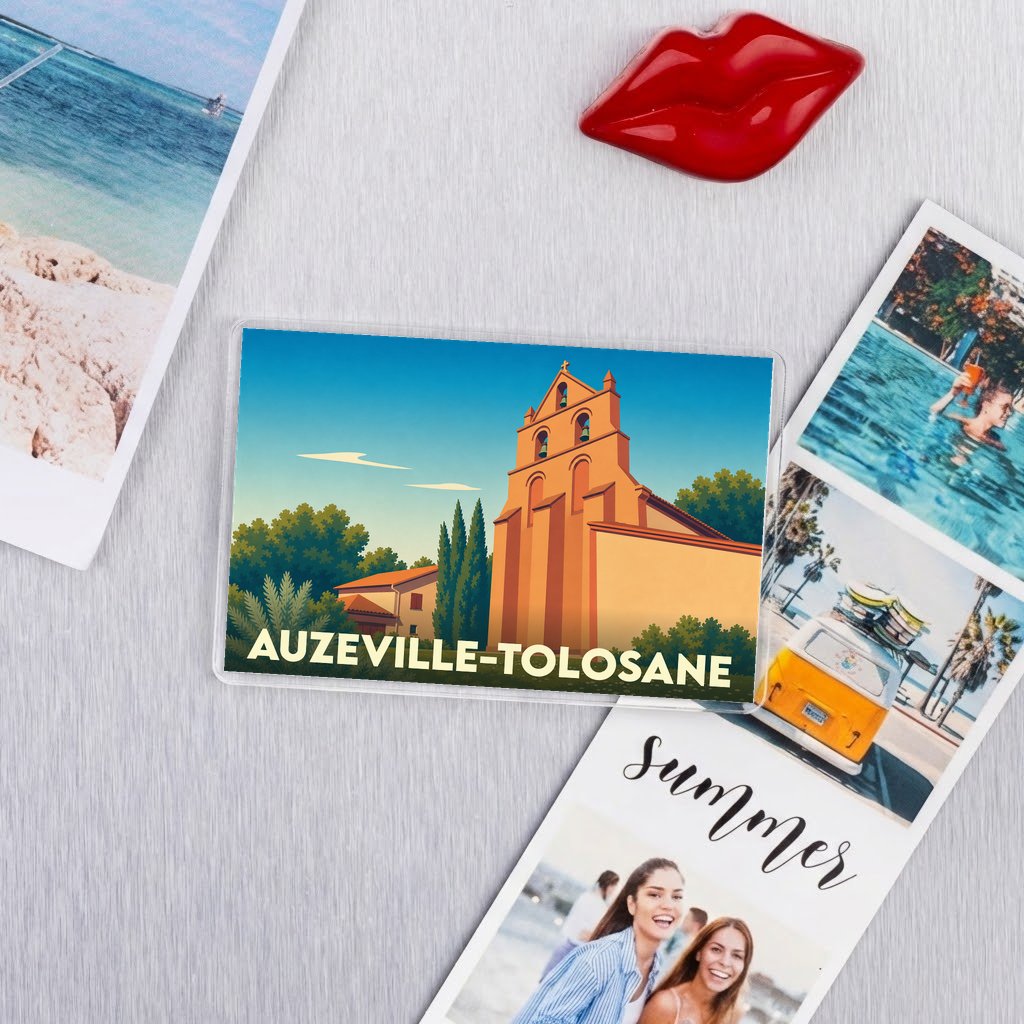 Magnet souvenir de la ville de Auzeville-Tolosane avec une illustration stylisée d'une église sous un ciel azur.