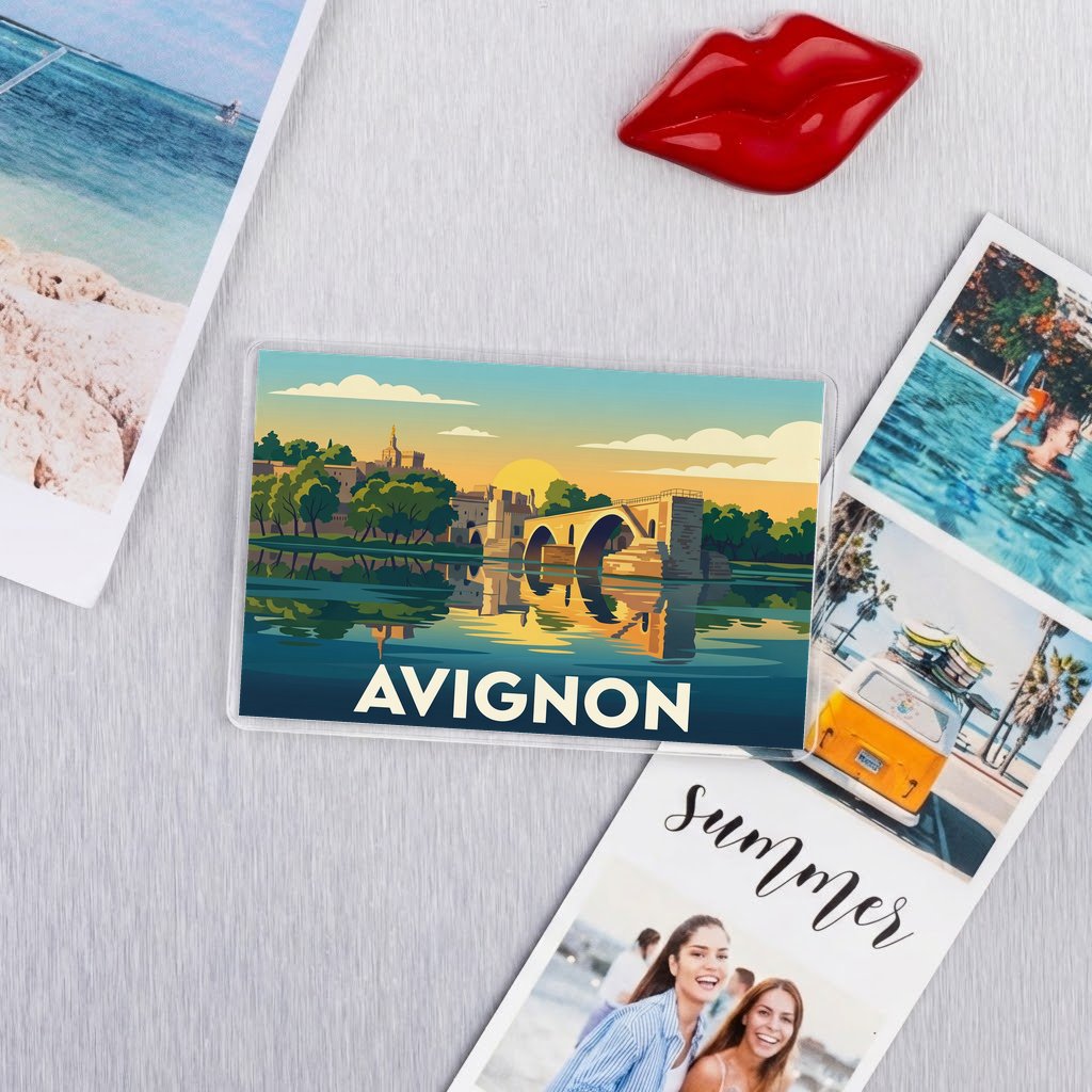 Magnet souvenir de la ville d'Avignon avec une illustration stylisée.