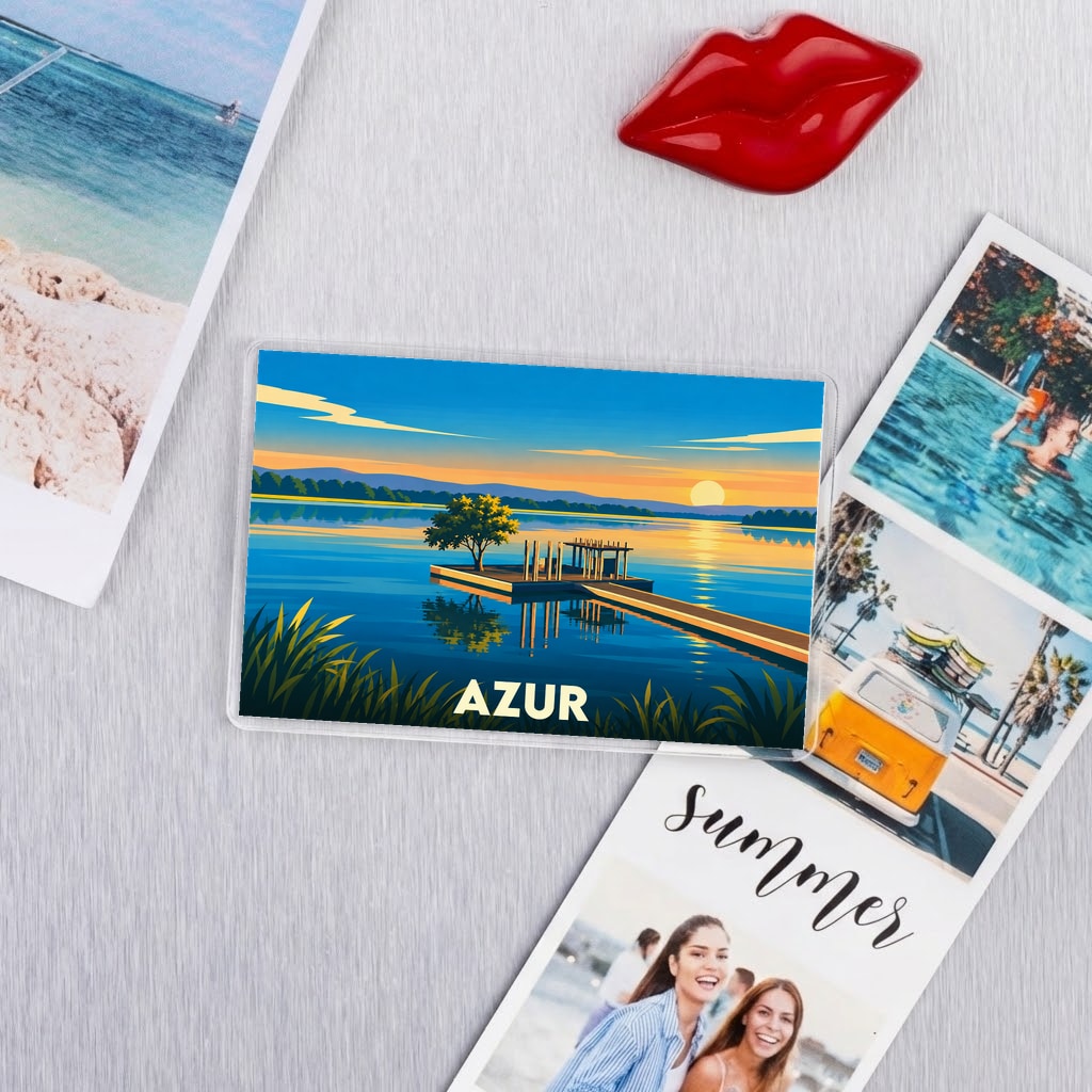 Magnet souvenir de la ville d'Azur avec une illustration stylisée d'un coucher de soleil sur le lac.