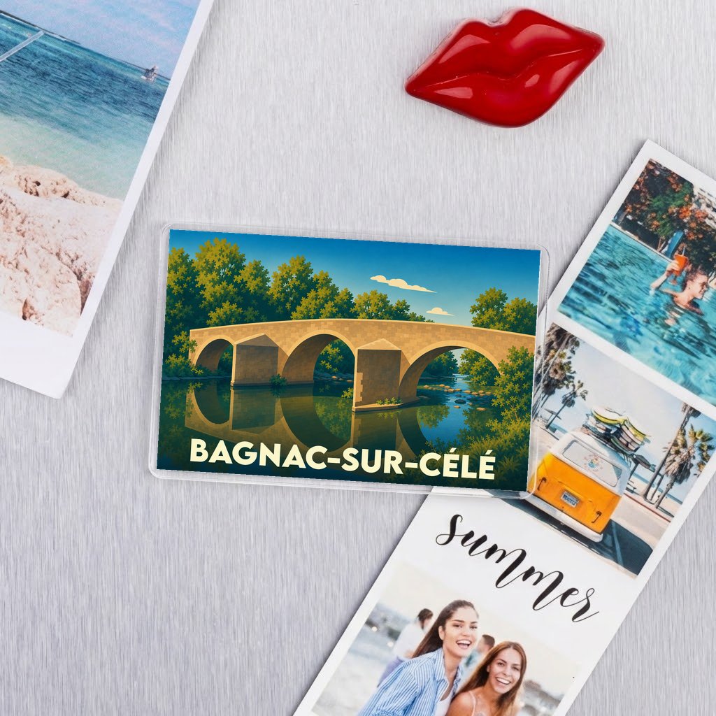 Magnet souvenir de la ville de Bagnac-sur-Célé illustrant un pont en pierre sur une rivière.