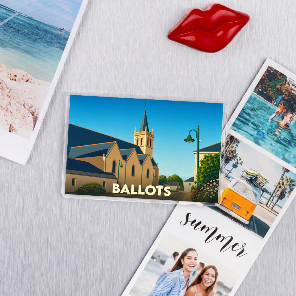 Magnétisme souvenir de la ville de Ballots illustré d'un dessin stylisé de son église.