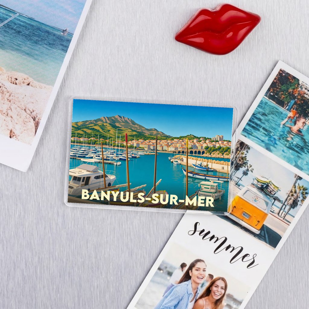 Magnet souvenir de la ville de Banyuls-sur-Mer avec une illustration stylisée de son port.