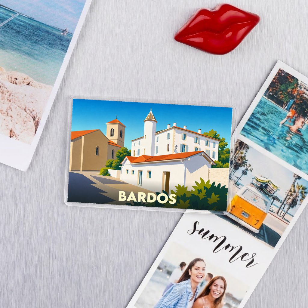 Magnet souvenir de la ville de Bardos avec une illustration stylisée de son église et de ses bâtiments.