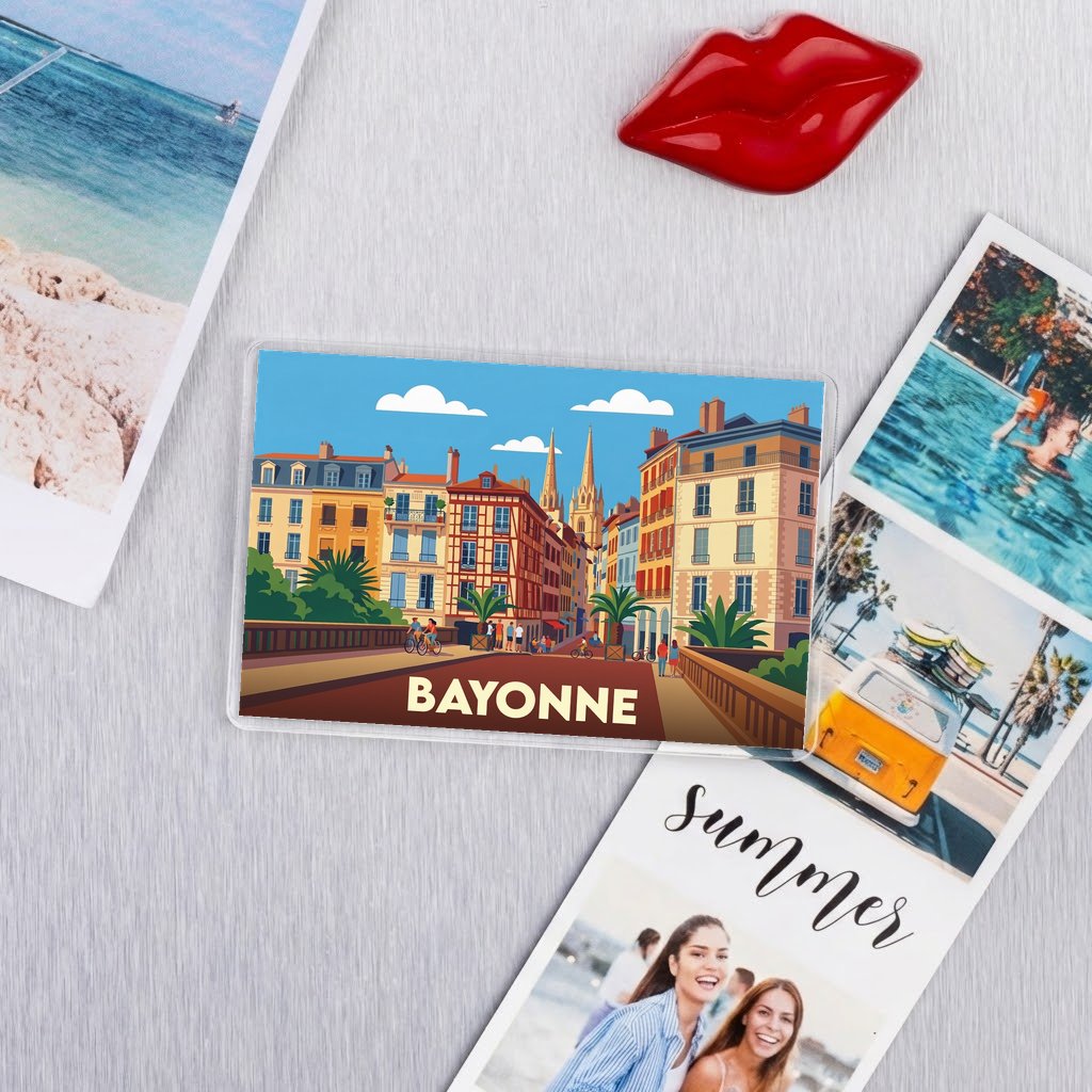 Magnet souvenir de la ville de Bayonne avec une illustration stylisée et colorée.