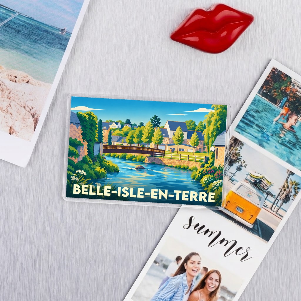 Magnet souvenir de Belle-Isle-en-Terre illustrant le village et son pont au bord de l'eau.