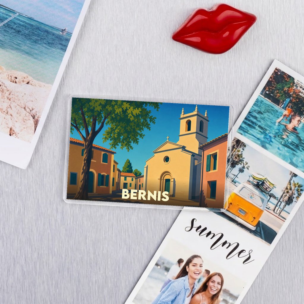 Magnet souvenir de la ville de Bernis avec une illustration stylisée de son église et de ses façades colorées.