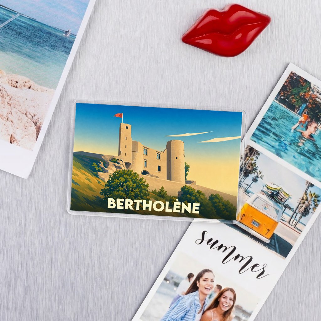 Magnet souvenir de la ville de Bertholène avec une illustration stylisée de son château.