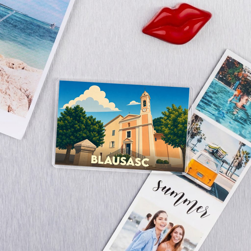 Magnet souvenir de la ville de Blausasc avec une illustration colorée et stylisée de son église.