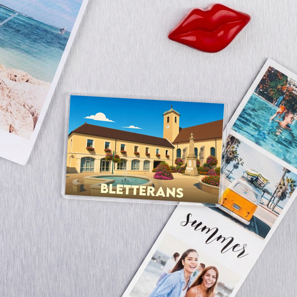 Magnet souvenir de la ville de Bletterans avec une illustration stylisée de sa place principale.