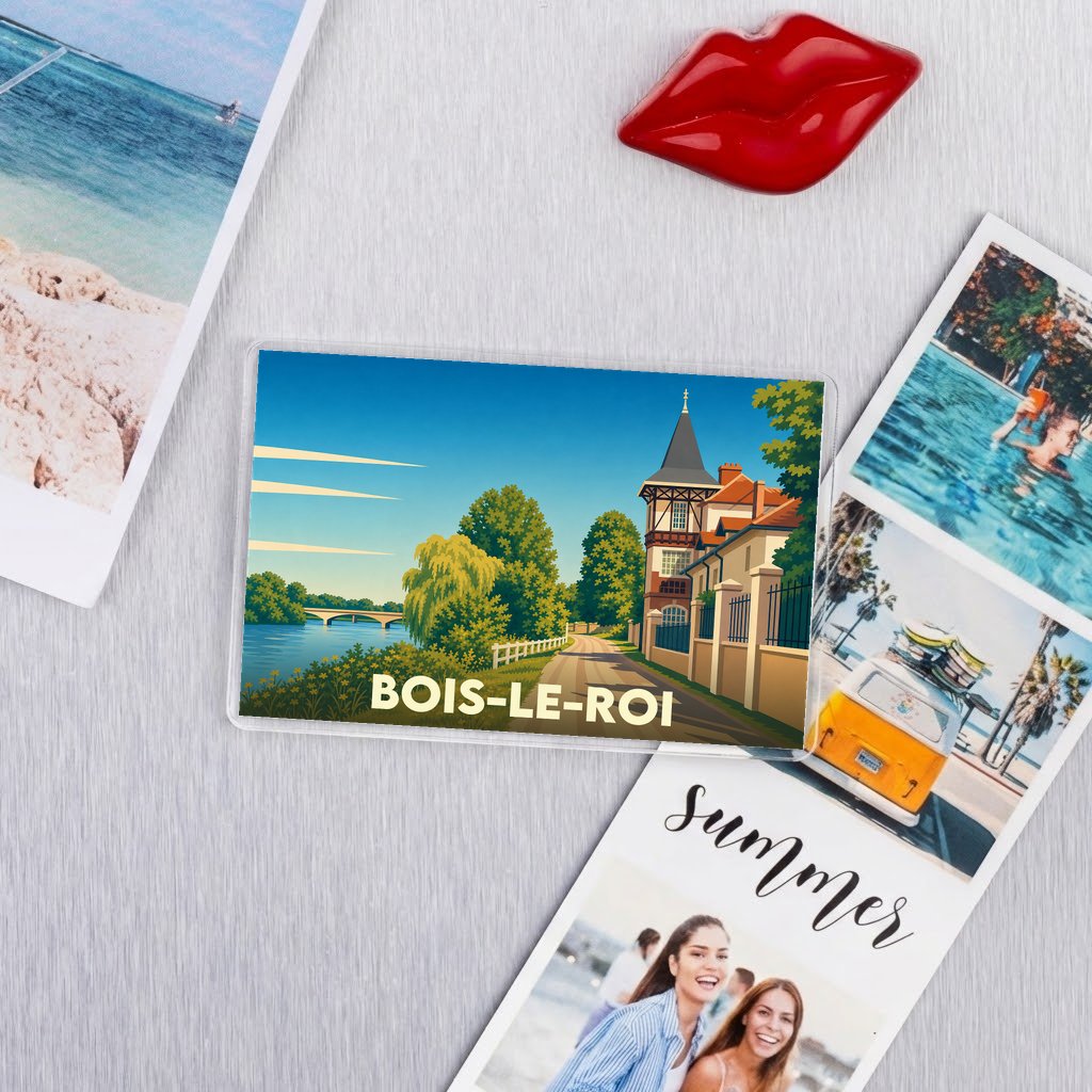 Magnet souvenir de la ville de Bois-le-Roi avec une illustration stylisée d'un paysage de bord de Seine.