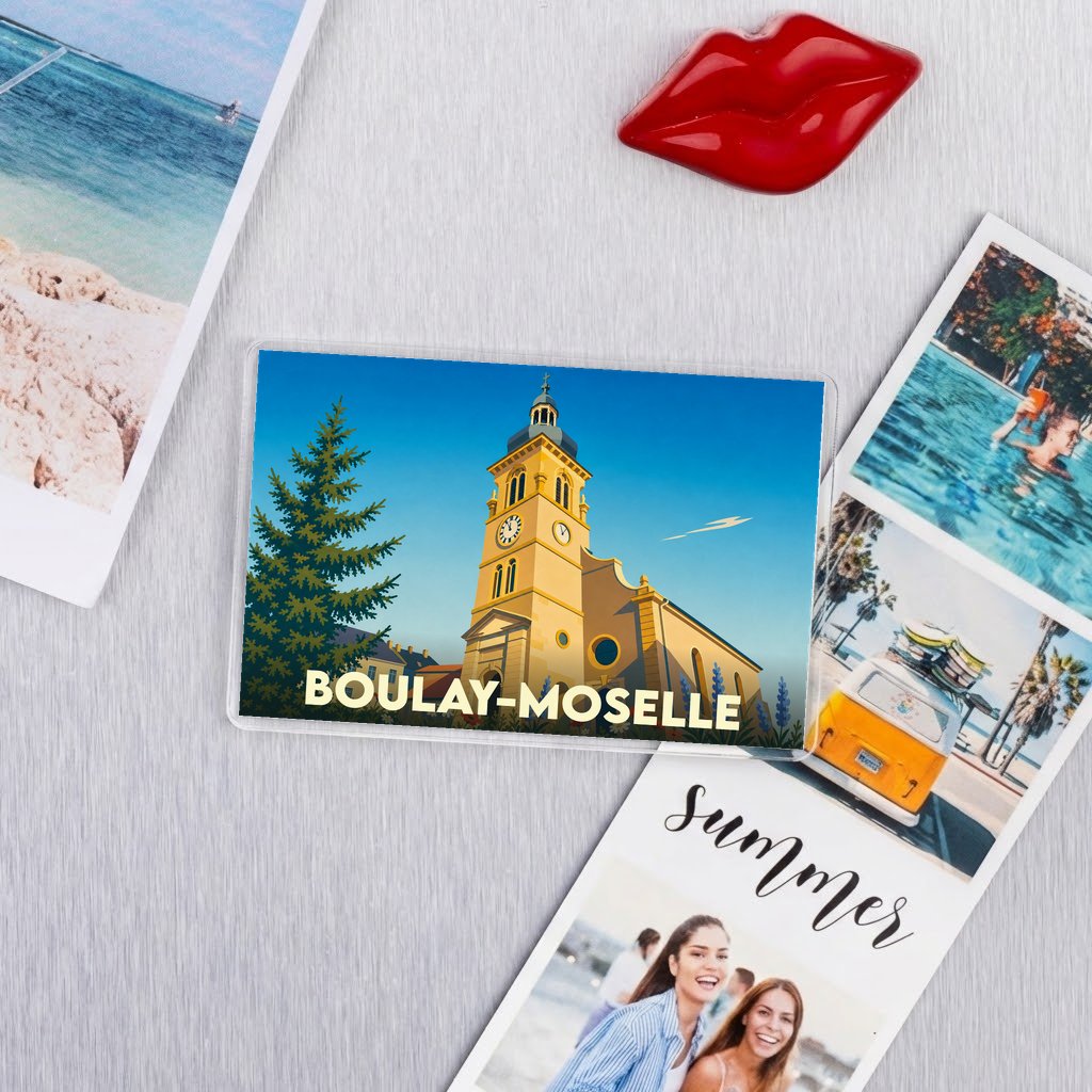 Magnet souvenir de la ville de Boulay-Moselle avec une illustration stylisée de son église.