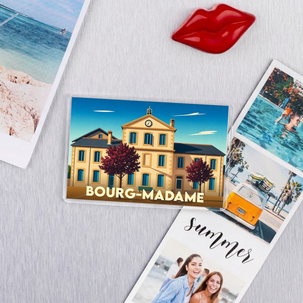 Magnet souvenir de la ville de Bourg-Madame avec une illustration stylisée.