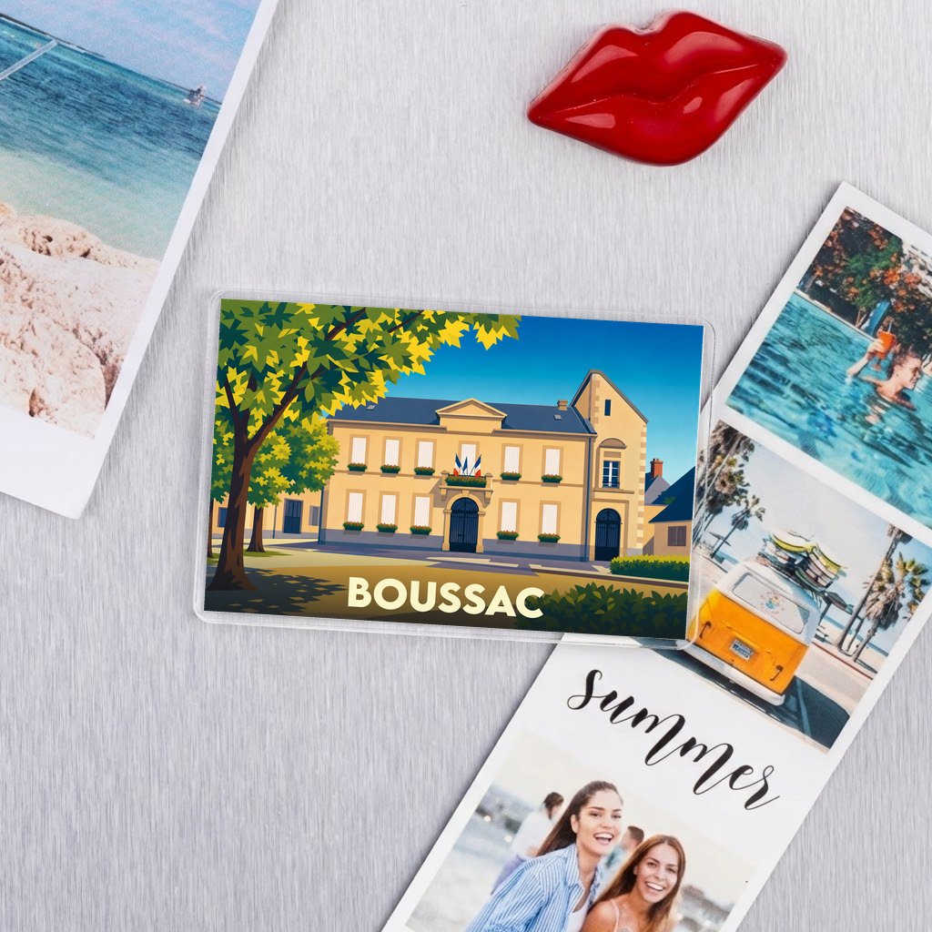 Magnet souvenir de la ville de Boussac avec une illustration stylisée de sa mairie.