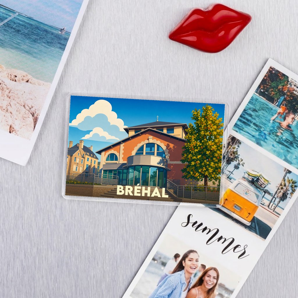 Magnet souvenir de la ville de Bréhal avec une illustration stylisée et colorée.