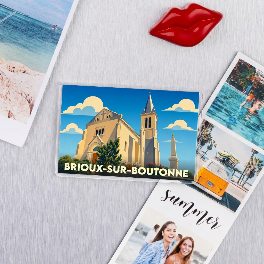 Magnet souvenir de la ville de Brioux-sur-Boutonne avec une illustration stylisée de son église sous un ciel bleu.