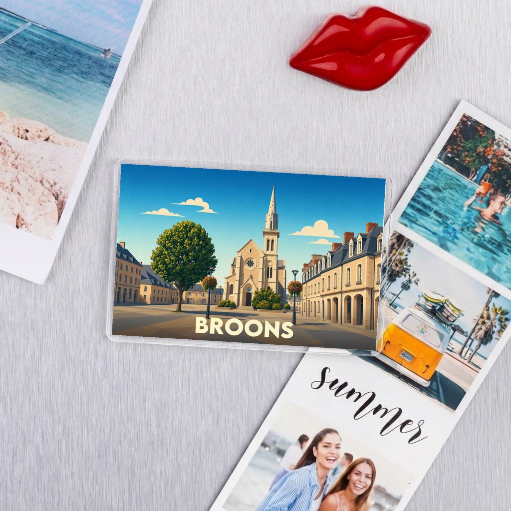 Magnet souvenir de la ville de Broons avec une illustration stylisée de son église et de ses rues.