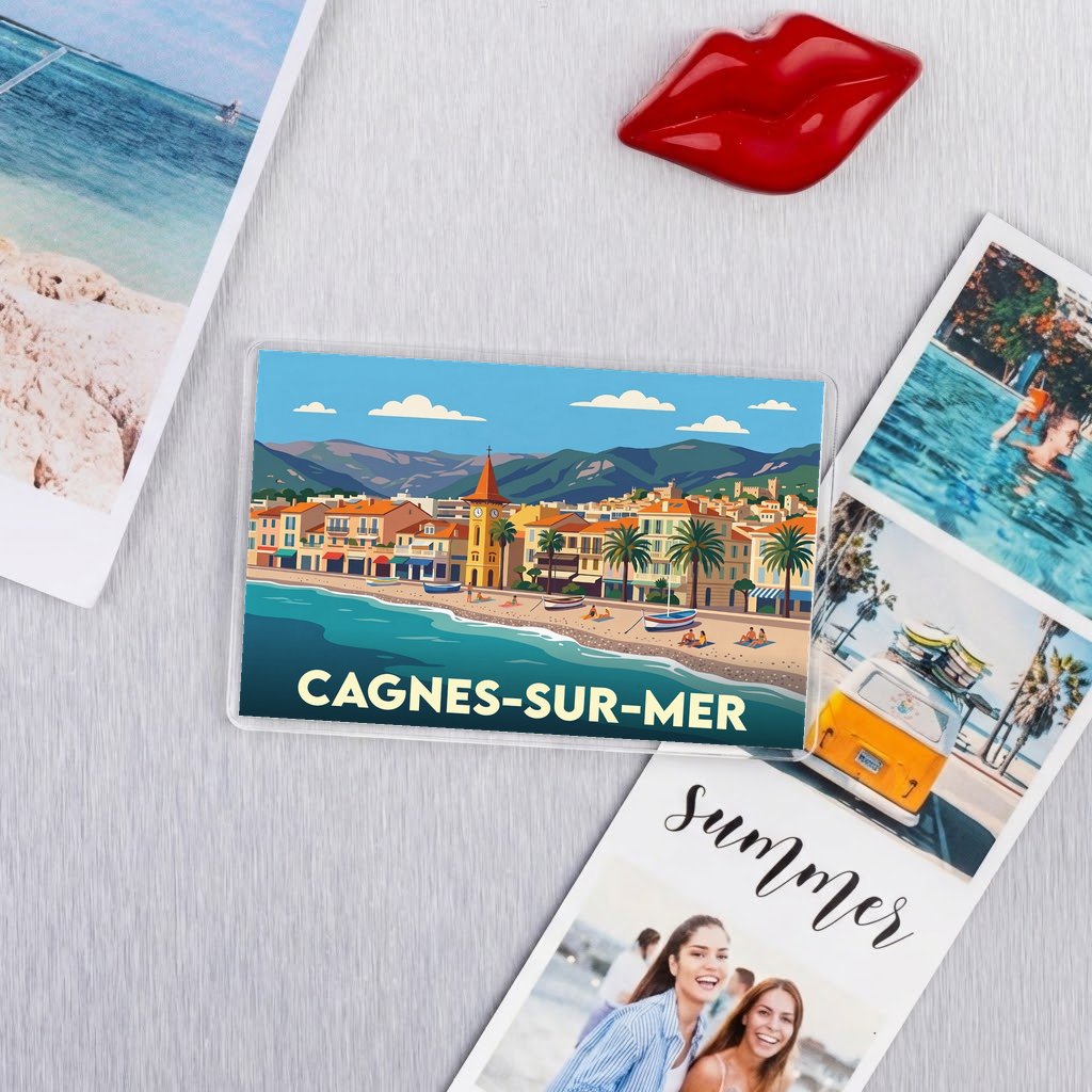 Magnet souvenir de la ville de Cagnes-sur-Mer avec une illustration stylisée de son bord de mer.