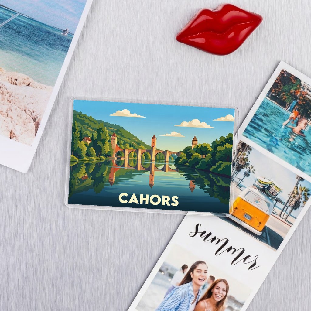 Magnet souvenir de la ville de Cahors avec une illustration stylisée.