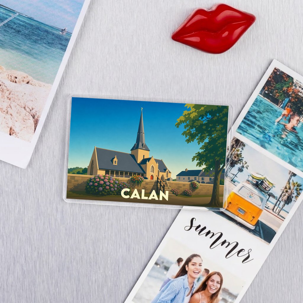 Magnet souvenir de la ville de Calan avec une illustration stylisée de son église.