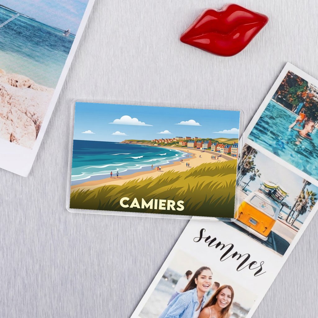 Magnet souvenir de la ville de Camiers avec une illustration stylisée de sa plage et de ses dunes.