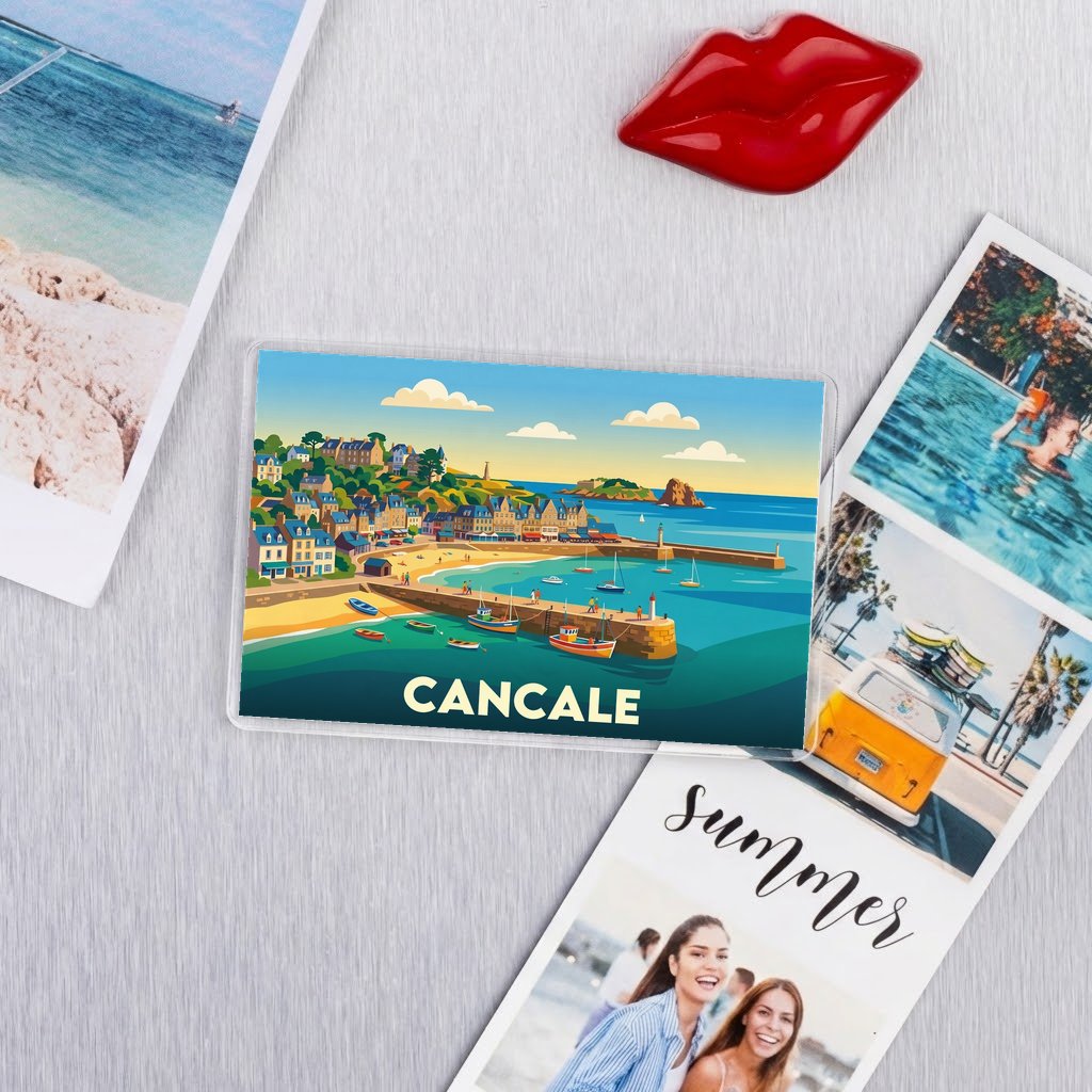 Magnet souvenir de la ville de Cancale avec une illustration stylisée de son port côtier.