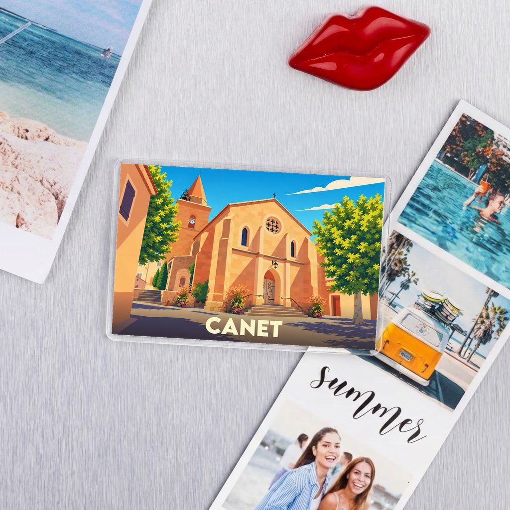 Magnet souvenir de la ville de Canet avec une illustration stylisée de son église sous un ciel bleu.