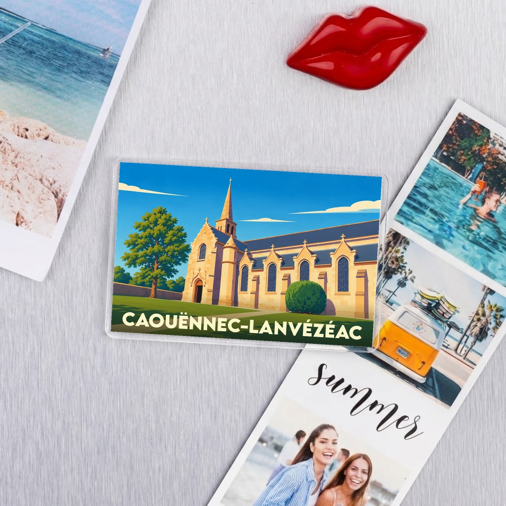 Magnet souvenir de la ville de Caouënnec-Lanvézéac avec une illustration stylisée de son église.