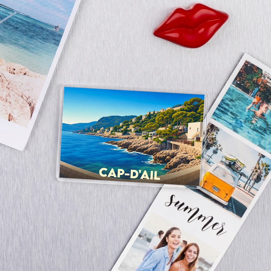 Magnet souvenir de la ville de Cap-d'Ail avec une illustration stylisée du littoral.