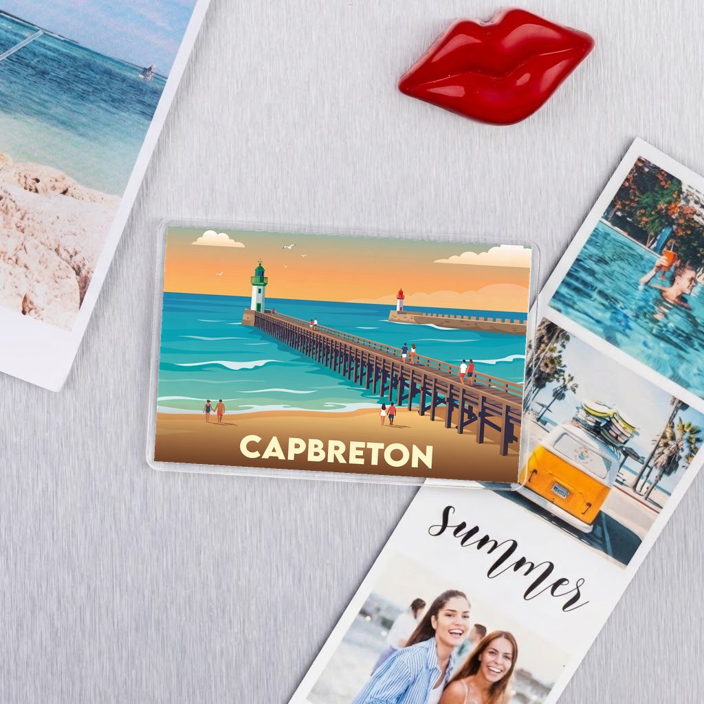 Magnet souvenir de la ville de Capbreton avec une illustration stylisée de son estacade au coucher du soleil.