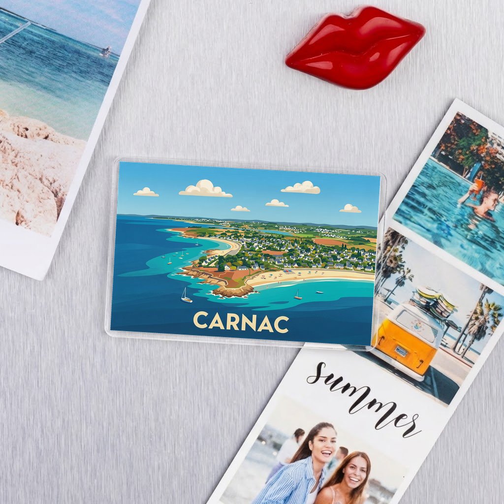 Magnet souvenir de la ville de Carnac avec une illustration stylisée de son littoral.
