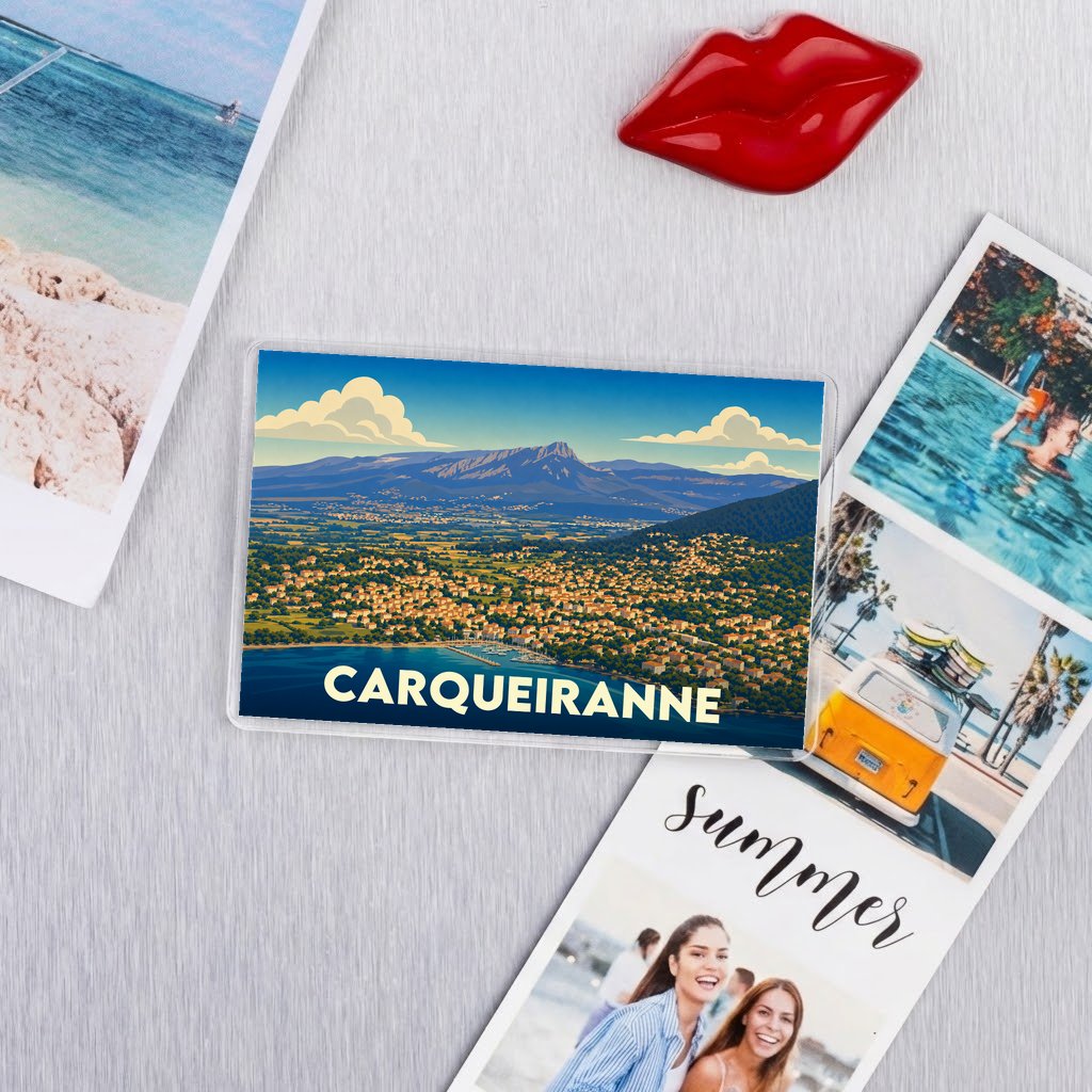Magnet souvenir de la ville de Carqueiranne avec une illustration stylisée de son paysage côtier.