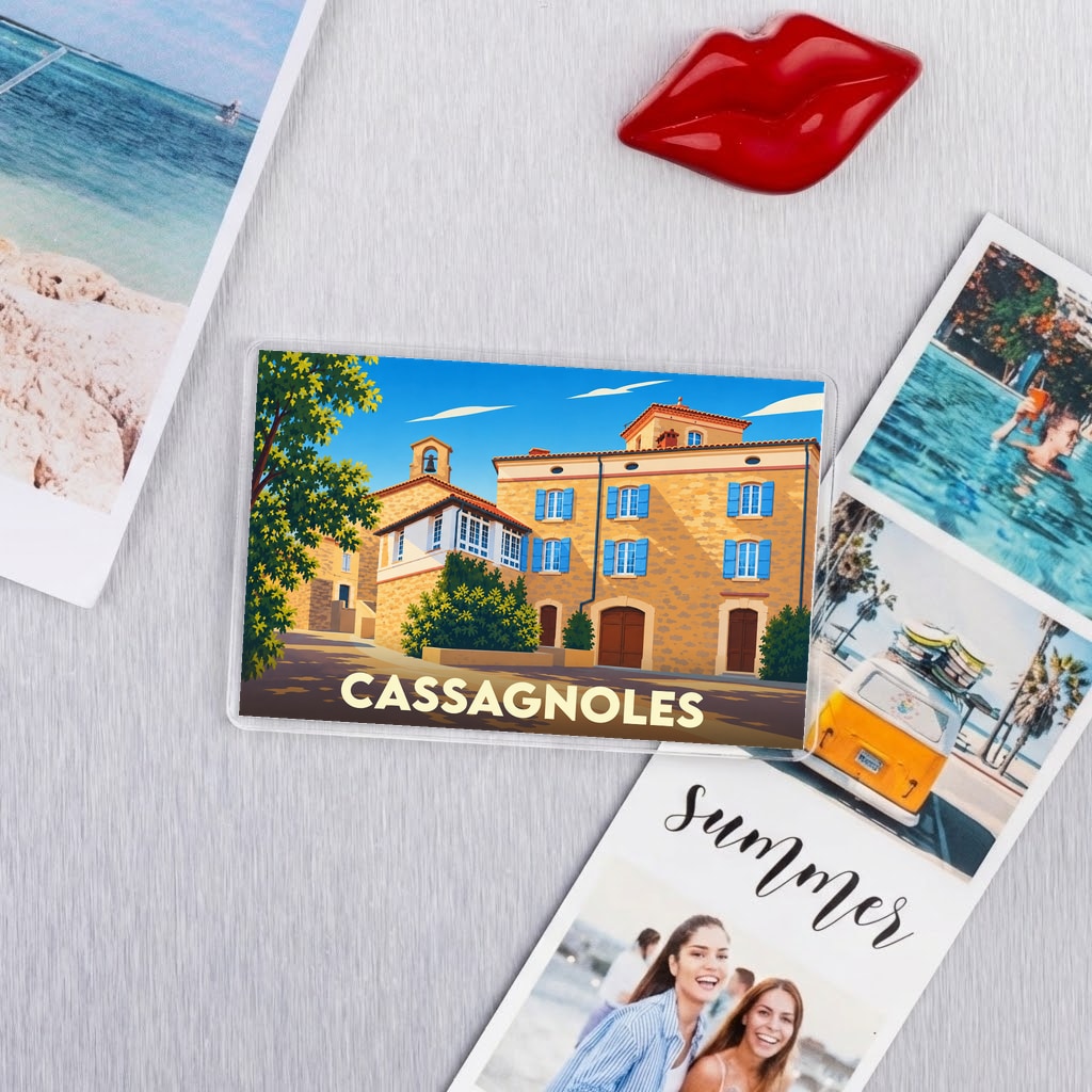 Magnet souvenir de la ville de Cassagnoles arborant une illustration stylisée et colorée.