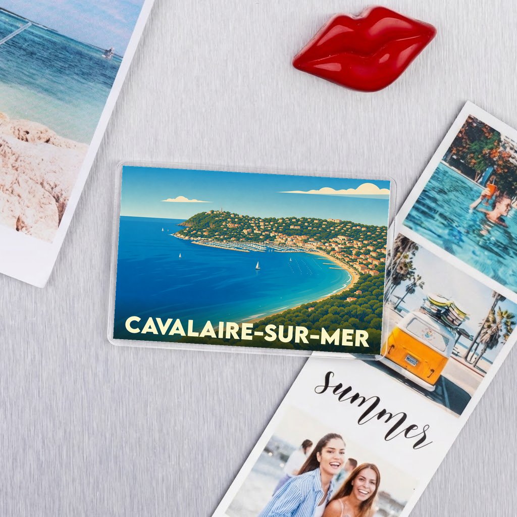 Magnet souvenir de la ville de Cavalaire-sur-Mer avec une illustration stylisée de son littoral.