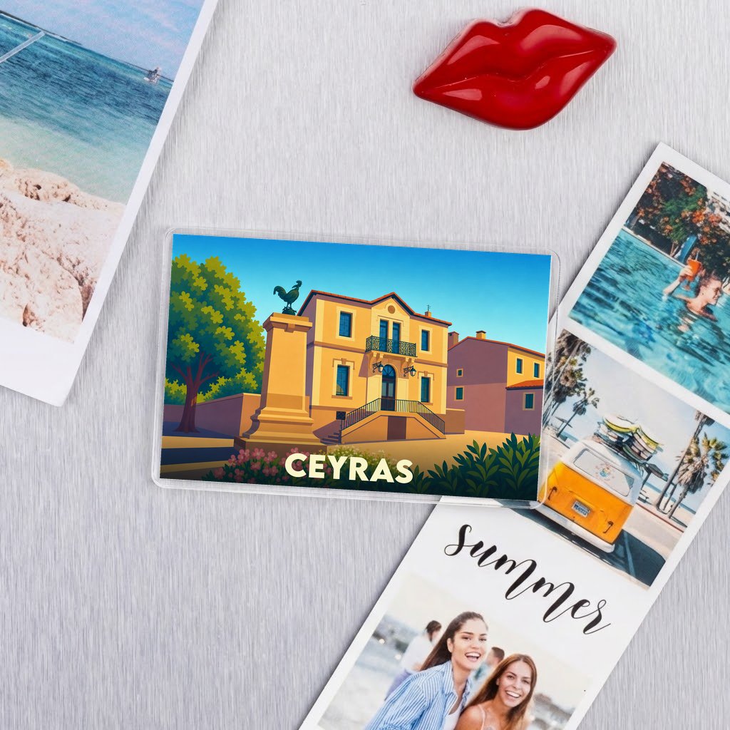 Magnet souvenir de la ville de Ceyras avec une illustration stylisée d'une maison de maître régionale.