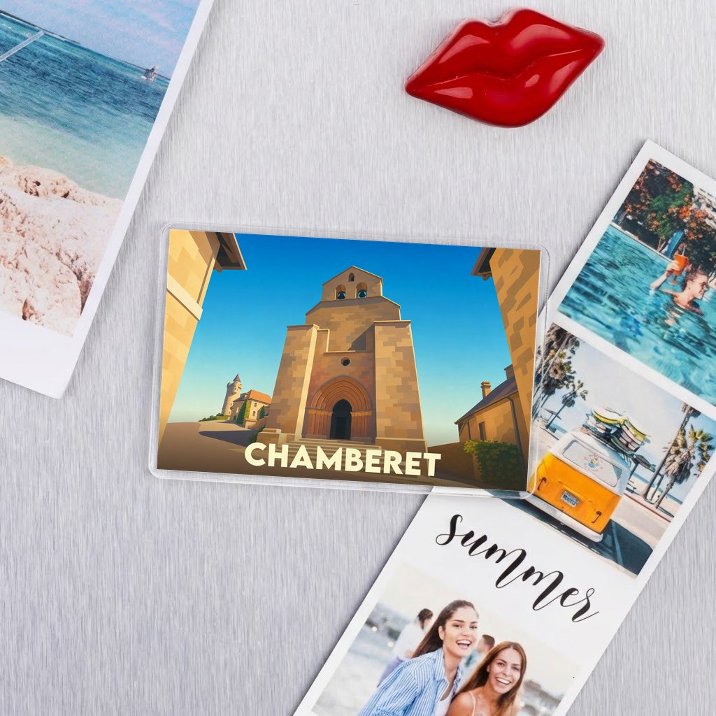 Magnet souvenir de la ville de Chamberet avec une illustration stylisée de son église romane.