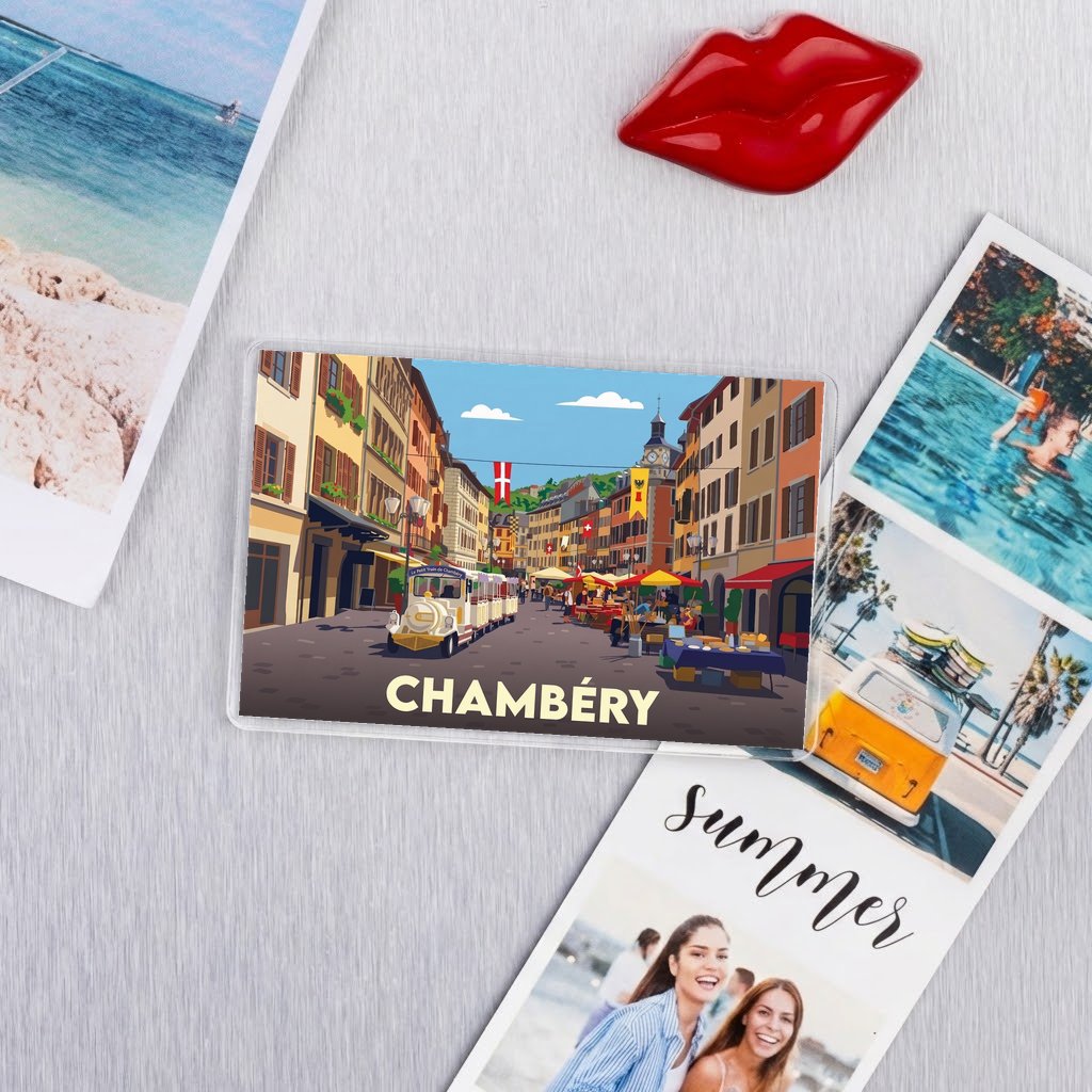 Magnet souvenir de la ville de Chambéry avec une illustration stylisée d'une rue animée.