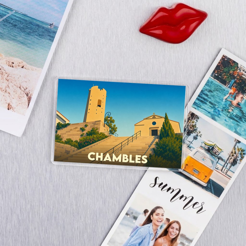 Magnet souvenir de la ville de Chambles avec une illustration stylisée.