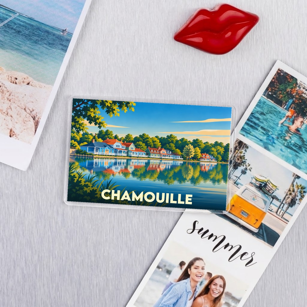 Magnet souvenir de la ville de Chamouille avec une illustration stylisée de maisons au bord de l'eau.