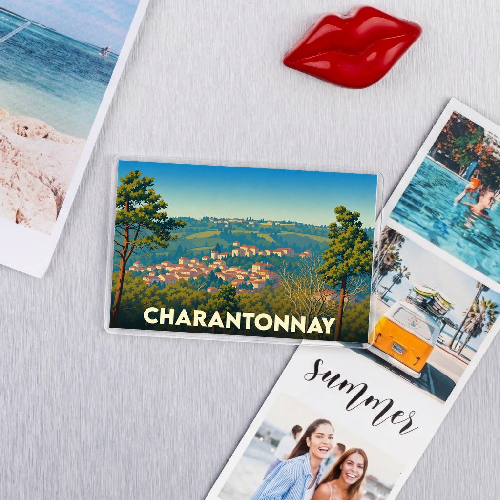 Magnet rectangulaire souvenir de la ville de Charantonnay avec une illustration stylisée d'un village vallonné.